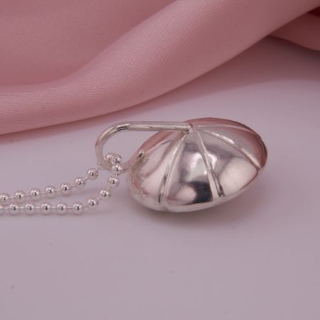 Rückseite Lotus Samenkapsel Silber